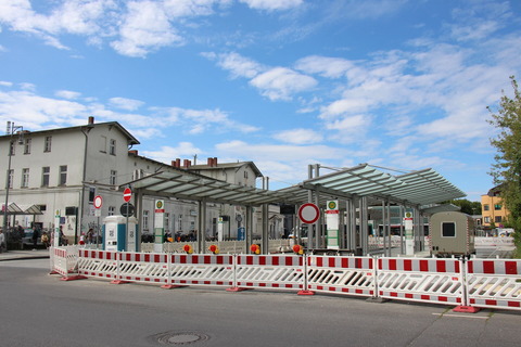 Auf dem Bild sieht man den Bahnhofsplatz von Bernau mit den drei überdachten Bussteigen.