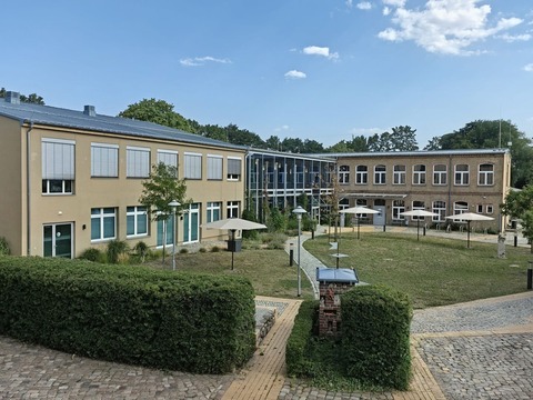 Die scheint auf der Vorplatz der Stadtbibliothek.