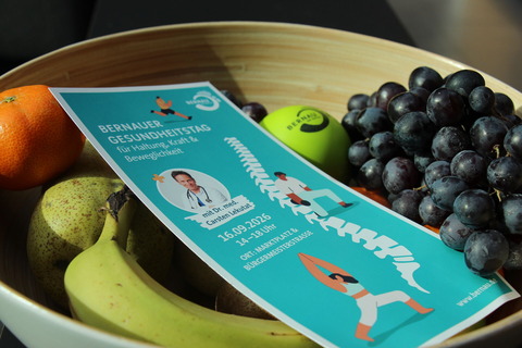Eine Obstschale in der ein Flyer liegt. Darauf stehen die Infos zum Gesundheitstag 2026.