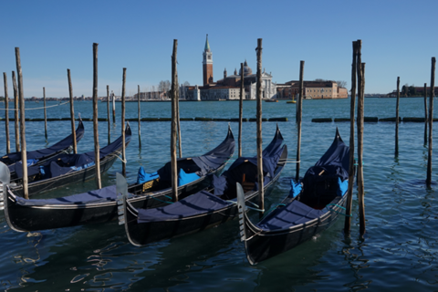 Auf dem Bild sieht man fünf venezianische Krachten