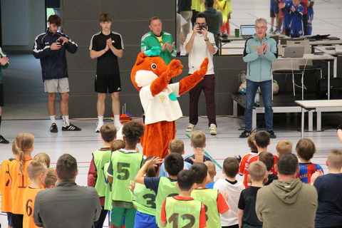 Das Maskottchen Barnike begrüßt die Spielerinnen und Spieler